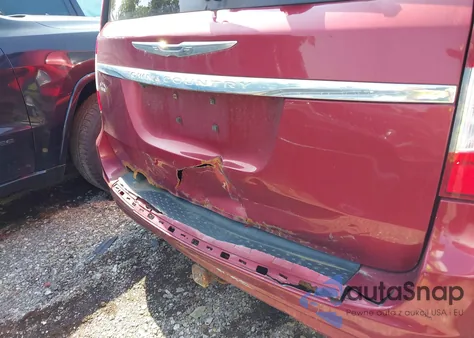 2011 Chrysler Town & Country Touring-L z USA, uszkodzony, nr VIN 2A4RR8DGXBR635474